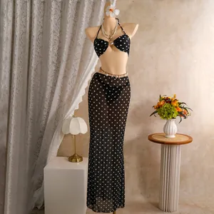 Zwarte polkadot bikini 3-delige set met schelpgesp en maxi mesh rok cover-up.