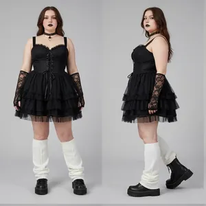 Jambières en tricot blanc portées avec une tenue gothique et des bottes plateforme.