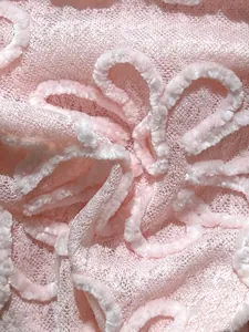 Detalle macro de bordado floral rosa y textura de encaje para traje de baño bikini