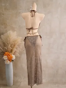 Vue arrière d'un ensemble bikini 3 pièces avec une jupe longue en dentelle à feuilles