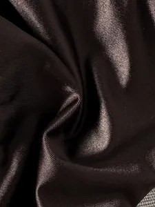 Nahaufnahme der glänzenden, dunkelbraunen Metallic-Stofftextur für Bikini-Bademode