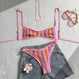 Vista detallada de un conjunto de bikini de ganchillo bohemio con patrón de zigzag de colores