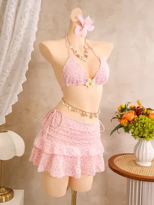 Detailansicht eines rosa bestickten 3-teiligen Bikinisets mit Strandrock für den Urlaub