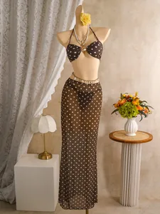 Mannequin in een bruine bikini-set met stippen en een transparante mesh rok set