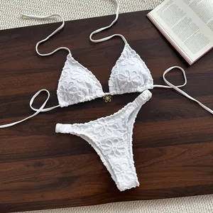 Sexy conjunto de bikini de encaje bordado con flores blancas y colgante de flor dorada
