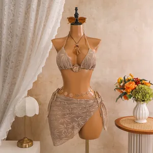 Gedetailleerd overzicht van beige gehaakt bikini 3-delig set met mini wikkelrok
