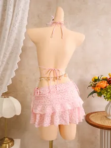 Detailansicht der Rückseite des rosa Bikini-Sets mit Blumenstickerei und Strandrock