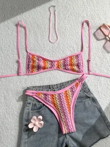 Vista detallada de un conjunto de bikini bohemio de ganchillo en zigzag con accesorios