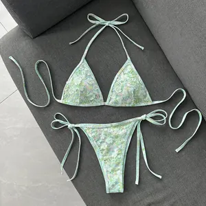 Vista detallada del bikini verde menta con encaje floral de lentejuelas y lazos