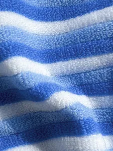 Detalle macro de la textura de tela de toalla a rayas azules y blancas para bikini