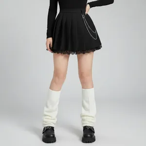 Gros plan de jambières en tricot blanc avec une jupe plissée noire et des chaussures noires