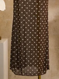 Detailopname van bruine mesh strand sarong met witte stippen voor resort vakantie