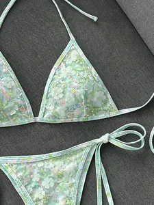 Primer plano detallado de un bikini de lentejuelas verde menta con delicadas flores en 3D