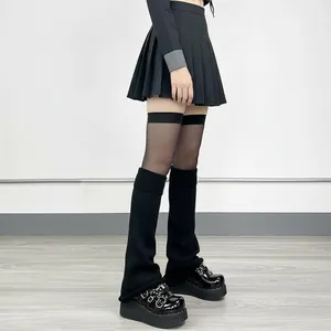 Vue détaillée des jambières noires en maille évasées pour un look d'hiver Y2K