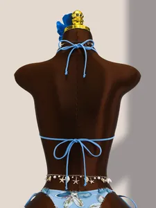 Vue détaillée de l'arrière du bikini bleu avec broderie et chaîne de taille étoile.