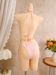 Rückansicht eines rosa bestickten Bikinis mit dekorativer Taillenkette im Blumenstil