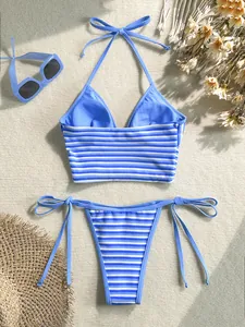 Conjunto de bikini a rayas azules y blancas con textura de toalla y cuello halter
