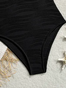 Primer plano macro de la tela con textura de ondas negras de alta calidad de un bañador retro