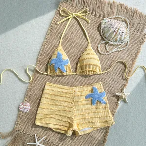 Ensemble bikini jaune avec étoiles de mer et short taille haute sur un tapis