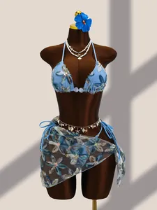 Vue détaillée de l'ensemble bikini bleu trois pièces avec broderie florale sur mannequin