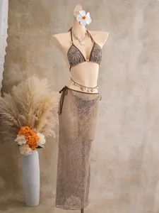 Vue détaillée d'un ensemble bikini 3 pièces avec jupe en maille à motif de feuilles sur mannequin
