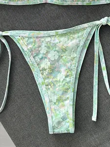 Vista detallada de la braguita de bikini de lentejuelas verde claro con flores