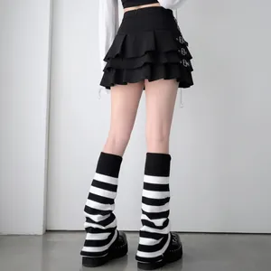 Détail de jambières en tricot rayé noir et blanc pour un style Y2K