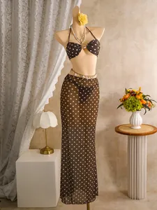 Bruine driedelige bikiniset met stippen, schelpgesp en rok van mesh.