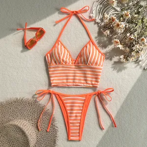 Vista detallada de un conjunto de bikini de rayas naranjas con textura de toalla