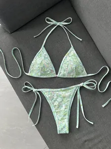 Primer plano detallado de un conjunto de bikini de encaje floral con lentejuelas verde
