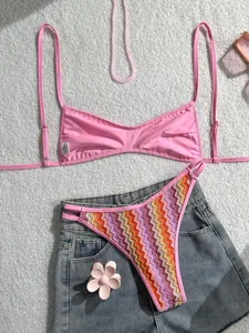 Vista detallada de un bikini bohemio de ganchillo con motivos en zigzag