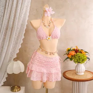 Dreiteiliges rosa Bikini-Set mit Blumenstickerei und gestuftem Spitzenrock
