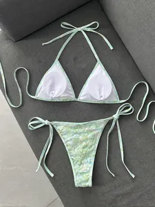Vista detallada del conjunto de bikini de lentejuelas verde claro con lazos laterales.