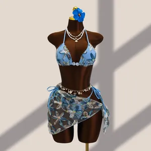 Vue détaillée de l'ensemble bikini 3 pièces bleu clair brodé de fleurs avec paillettes et paréo