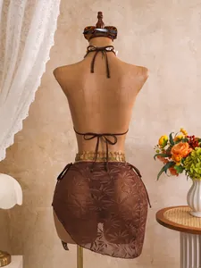 Detail van bruine kanten driedelige bikiniset met minirok voor de strandvakantie
