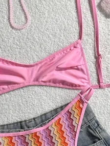 Detalle de bikini bohemio de ganchillo rosa con vibrante patrón de punto en zigzag