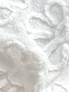 Detalle de cerca de tela de encaje bordado floral blanco para bikini