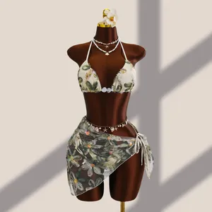 Détail du bikini brodé de fleurs avec paillettes et jupe en résille assortie