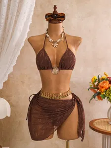 Detailweergave van de bruine gehaakte bikini en bijpassende sarong, driedelig setje
