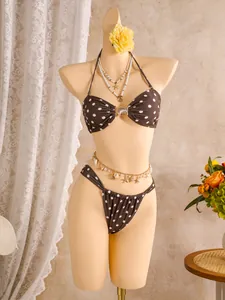 Detailweergave van bruine stippenbikini met schelpgesp en accessoires met zeethema