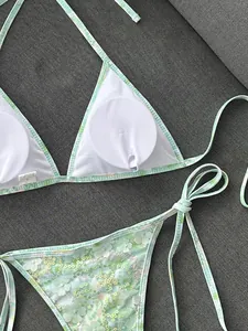 Detalle de cerca de las lentejuelas brillantes y el bordado floral en el bikini verde