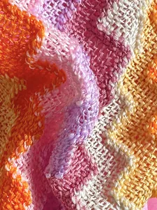 Detalle de cerca de la textura de tela de ganchillo multicolor estilo bohemio playa