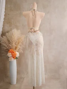 Vue arrière d'un ensemble de bikini 3 pièces blanc avec jupe longue au crochet.