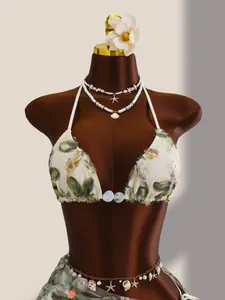 Vue détaillée d'un ensemble bikini en mesh brodé de fleurs avec sequins sur mannequin