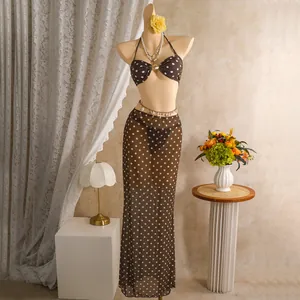 Driedelig bruin bikini-set met polkadots, gouden schelpsluiting en mesh maxi-rok
