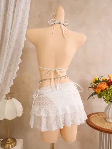 Detailansicht eines weißen 3-teiligen Bikini-Sets mit Blumen-Spitzenrock