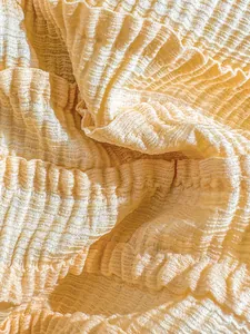 Gros plan macro sur la texture du tissu seersucker gaufré jaune pâle pour bikini