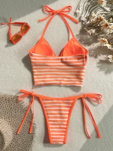 Vista detallada del bikini de rizo con rayas naranjas y top tipo halter de moda