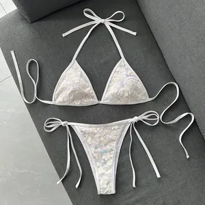 Exquisito conjunto de bikini blanco con apliques florales de lentejuelas y lazos halter