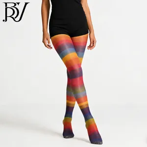Vue détaillée de collants transparents à rayures arc-en-ciel et dégradé vif
